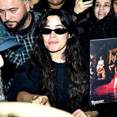 Camila Cabello é recebida por fãs ao chegar em São Paulo para festival de música