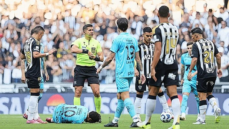 Neymar cai no gramado após sentir o tornozelo durante partida entre Santos e Atlético-MG (Foto: Reprodução)