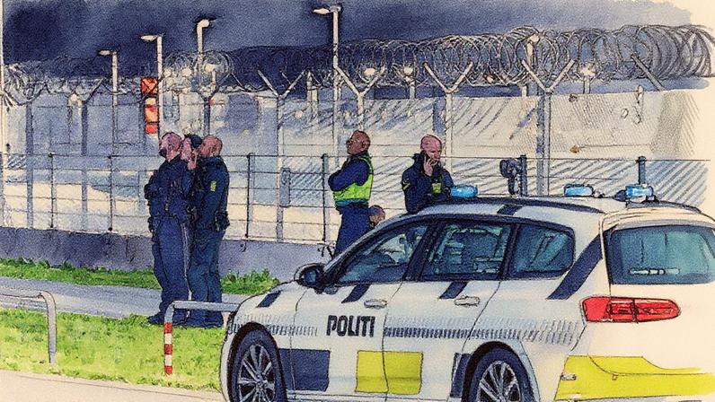 Agentes da polícia dinamarquesa em ação no aeroporto de Copenhague (Foto: Reprodução)