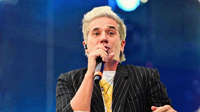 Rogério Flausino em pé, segurando um microfone, antes de um show (Foto: Reprodução)