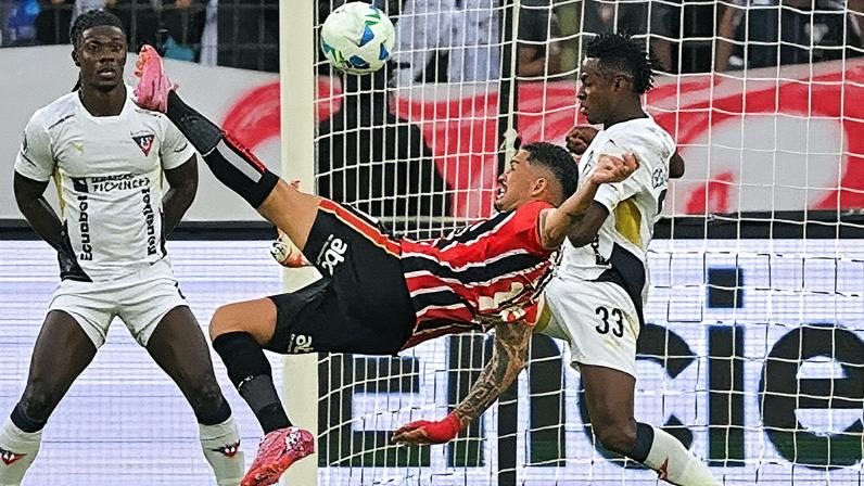 Luciano em ação durante o jogo LDU x São Paulo pelas quartas de final da Libertadores (Foto: Reprodução)