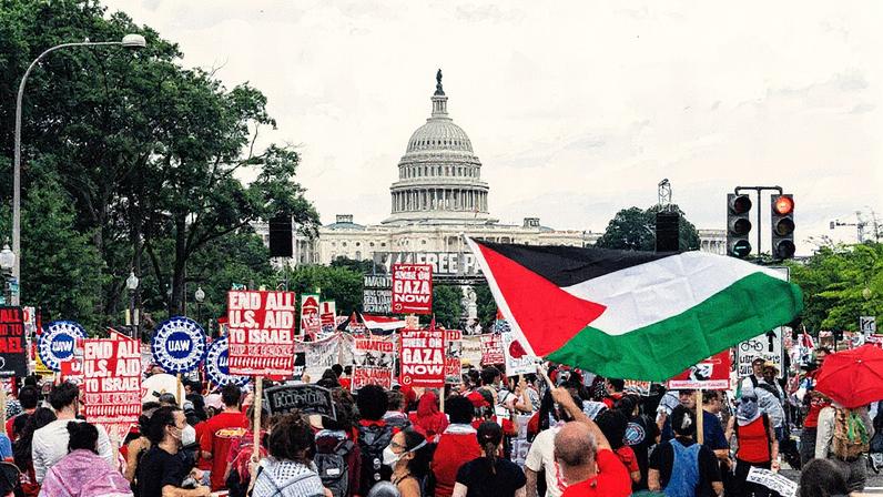 Manifestantes pró-Palestina se reúnem perto do Capitólio dos EUA em Washington antes de um discurso do primeiro-ministro de Israel (Foto: Reprodução)