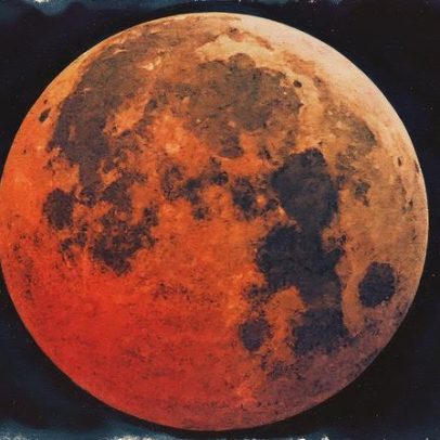Lua de Sangue ilumina o céu neste domingo e encanta observadores astronômicos