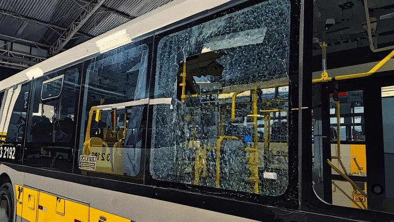 Ônibus da frota de São Paulo com vidro lateral estilhaçado (Foto: Reprodução)