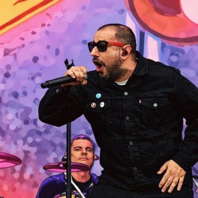 CPM 22 revive a nostalgia com show interativo de karaokê roqueiro