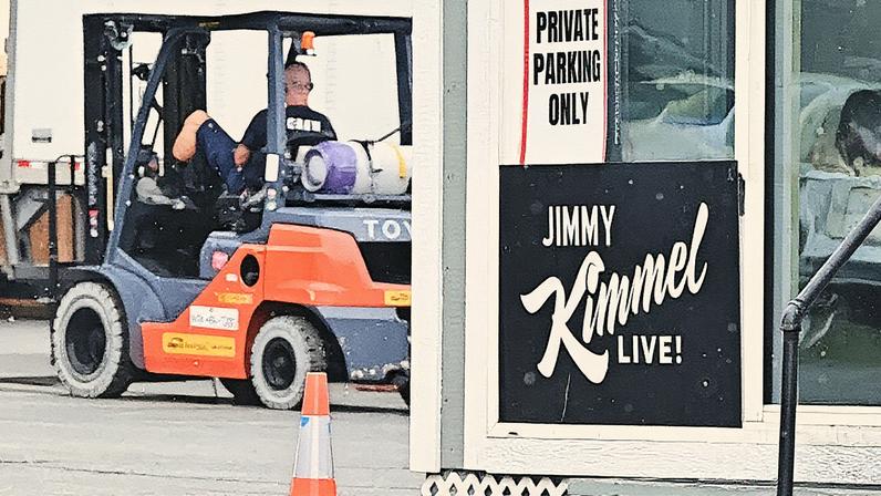 Placa do programa "Jimmy Kimmel Live!" em frente ao El Capitan Entertainment Centre na Hollywood Boulevard, em Hollywood, Califórnia (Foto: Reprodução)