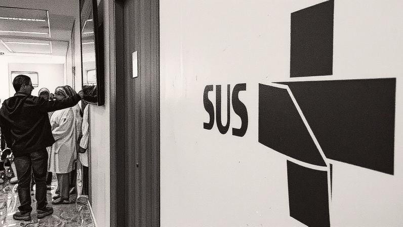 Logomarca do Sistema Único de Saúde (SUS) em hospital no Rio de Janeiro (RJ) (Foto: Reprodução)