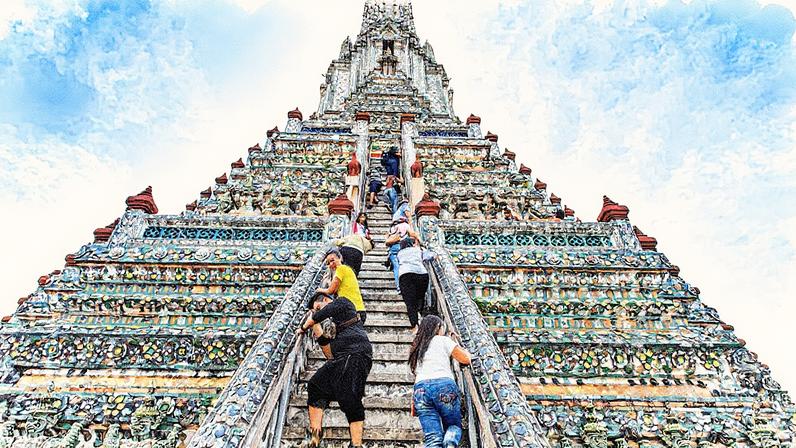 Vários turistas visitam o templo Wat Arun, em Bangkok, Tailândia (Foto: Reprodução)