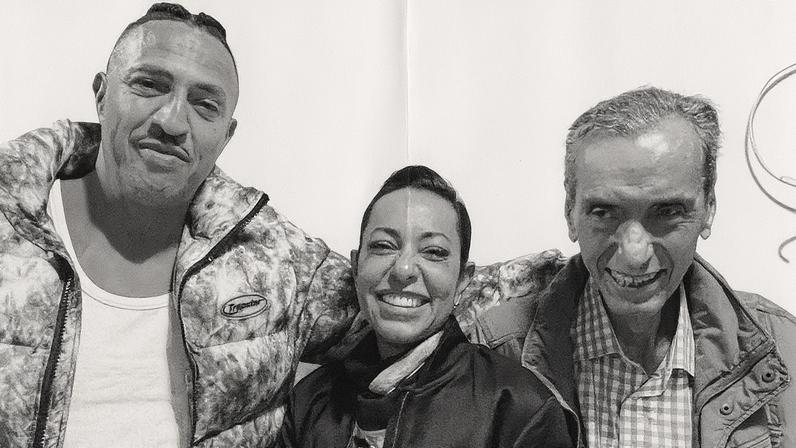 Mano Brown, Samantha Schmütz e Arthur Verocai posam juntos para a foto (Foto: Reprodução)