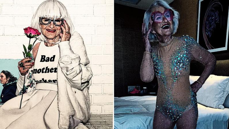 Mulher idosa posa com roupas coloridas e acessórios chamativos, fazendo uma expressão divertida (Foto: Reprodução)