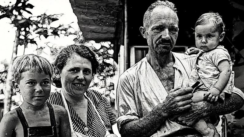 Heinz e Margret Wittmer, acompanhados de dois filhos, na ilha onde abriram um hotel (Foto: Reprodução)