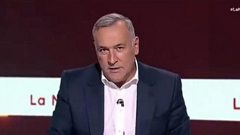 Jornalista Xavier Fortes apresenta o programa La Noche 24h (Foto: Reprodução)