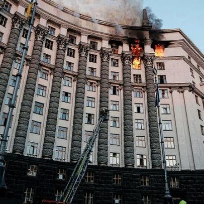 Rússia realiza primeiro bombardeio em prédio do governo ucraniano em Kiev