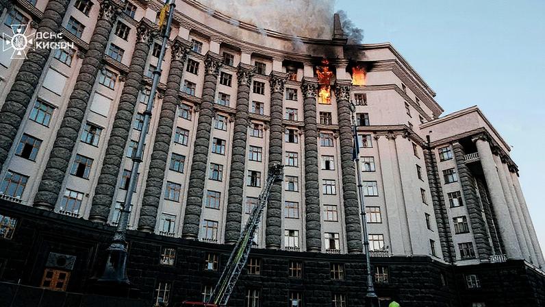 Bombeiros trabalham em área danificada após ataques com drones e mísseis em Kiev, Ucrânia (Foto: Reprodução)
