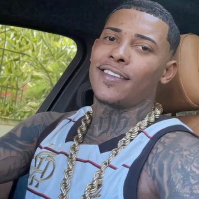 Carro blindado de MC Poze do Rodo é furtado no Recreio e cantor desabafa nas redes sociais