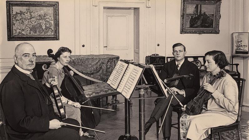 Franz von Mendelssohn, Ursula Hildebrandt, Emil Bohnke e Lilli von Mendelssohn-Bohnke posam juntos, com Lilli segurando o violino Stradivarius ‘Mendelssohn’ de 1709, em uma imagem do cuarteto familiar da década de 1920 (Foto: Reprodução)
