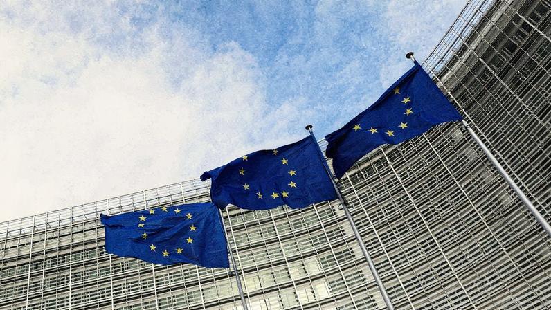 Bandeiras da União Europeia em frente ao prédio da Comissão Europeia, em Bruxelas (Foto: Reprodução)