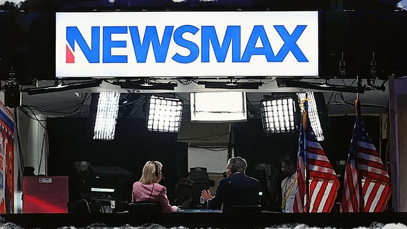 Âncoras de notícias trabalham no estande da Newsmax durante o segundo dia da Convenção Nacional Republicana de 2024 no Fiserv Forum, em Milwaukee, Wisconsin (Foto: Reprodução)