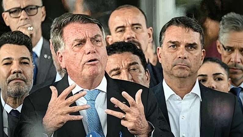 Ex-presidente Jair Bolsonaro e senador Flávio Bolsonaro posam para foto (Foto: Reprodução)