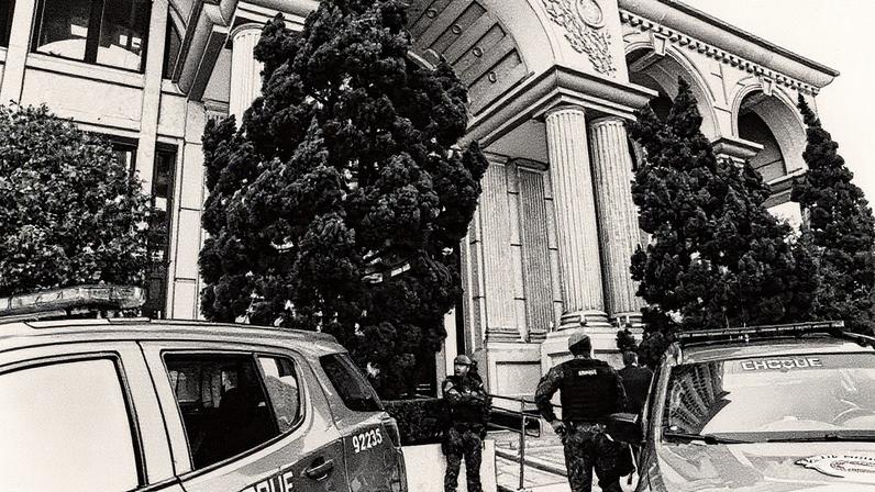 Viaturas da PF e da Receita Federal em frente a um prédio na Avenida Brigadeiro Faria Lima durante operação que investiga fraude em postos de combustíveis (Foto: Reprodução)