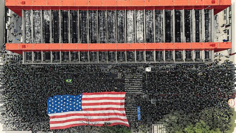 Bandeira dos Estados Unidos aberta na Avenida Paulista durante ato bolsonarista (Foto: Reprodução)