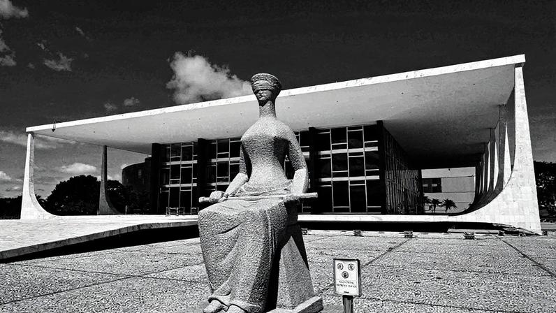 Estátua da Justiça em frente à sede do Supremo Tribunal Federal em Brasília (DF) (Foto: Reprodução)
