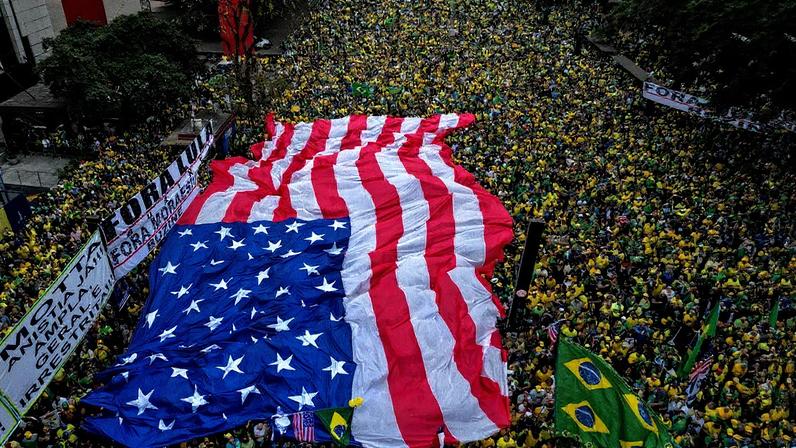 Manifestantes seguram bandeira dos EUA durante manifestação pró-Bolsonaro na Avenida Paulista (Foto: Reprodução)