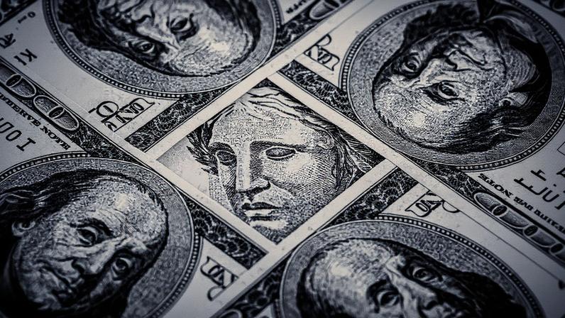 Dólar e real em notas sobre fundo branco (Foto: Reprodução)