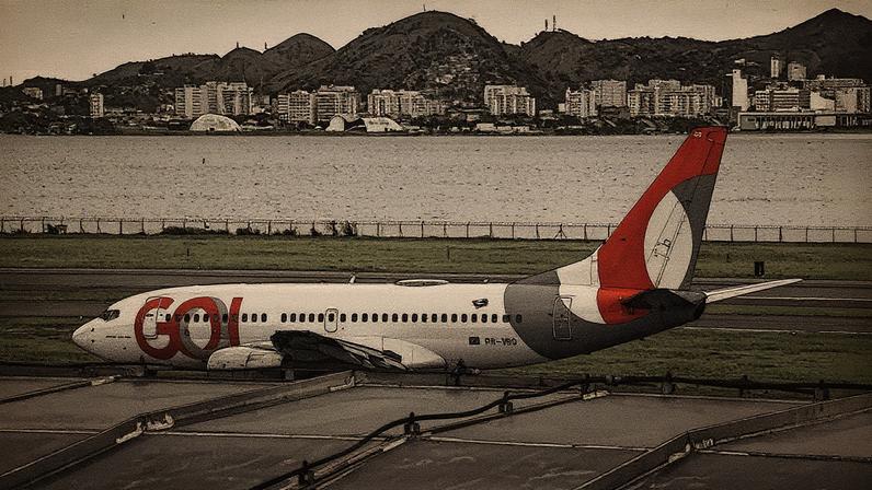 Avião da Gol estacionado no aeroporto Santos Dumont, no Rio de Janeiro (Foto: Reprodução)