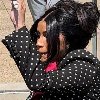 Cardi B perde a calma e joga marcador após questionamento sobre gravidez em tribunal