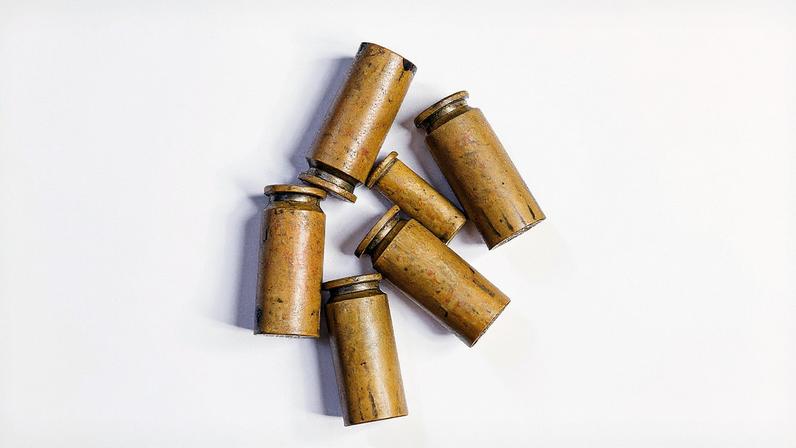 Casquillos de bala do fusilamento de Juan Paredes Manot, 'Txiki', com destaque para o menor, que é do tiro de graça (Foto: Reprodução)
