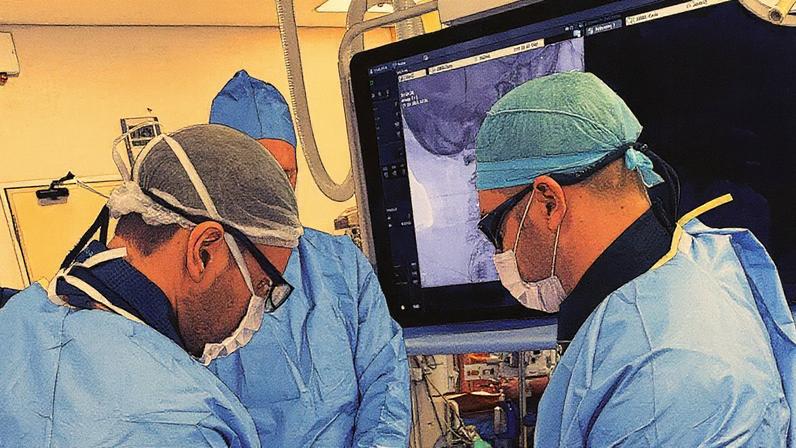 Equipe de radiologia intervencionista realiza procedimento em paciente (Foto: Reprodução)