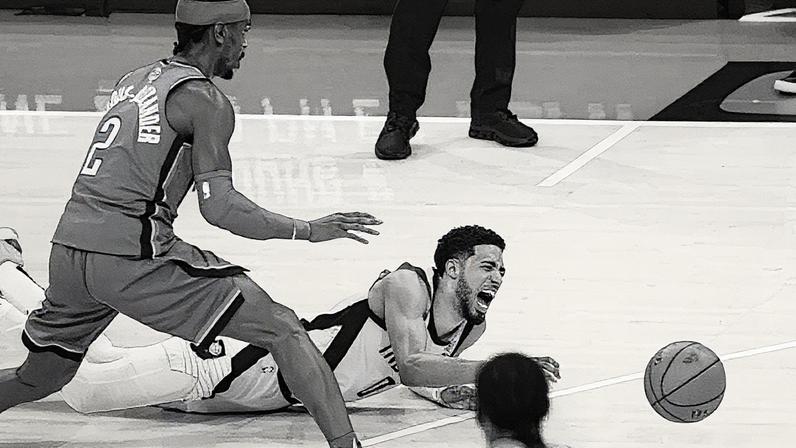 Jogador cai no chão após sentir lesão durante o Jogo 7 das Finais da NBA (Foto: Reprodução)