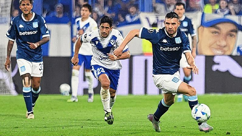 Adrián Martínez dribla a bola pelo Racing em partida contra o Vélez (Foto: Reprodução)