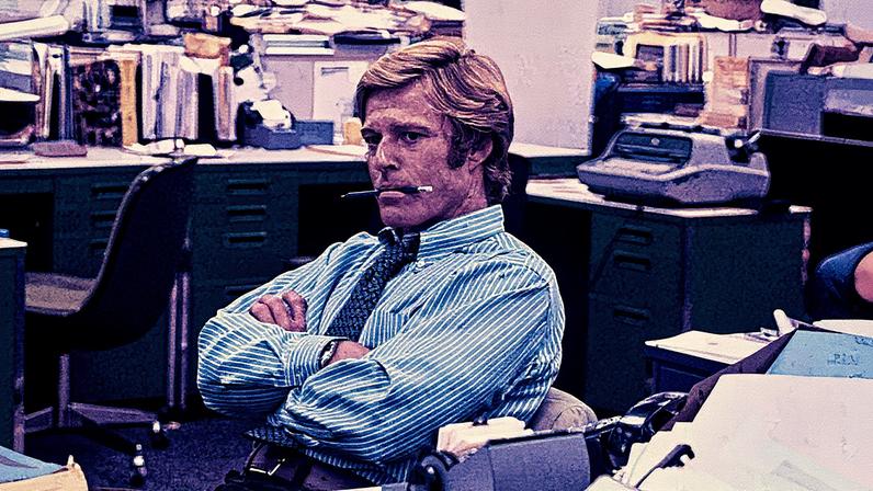 Robert Redford em uma redação, trabalhando em 'The Washington Post' durante a produção de 'Todos os homens do presidente' (Foto: Reprodução)