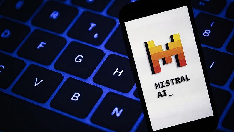 Logo da Mistral AI exibido na tela de um celular (Foto: Reprodução)