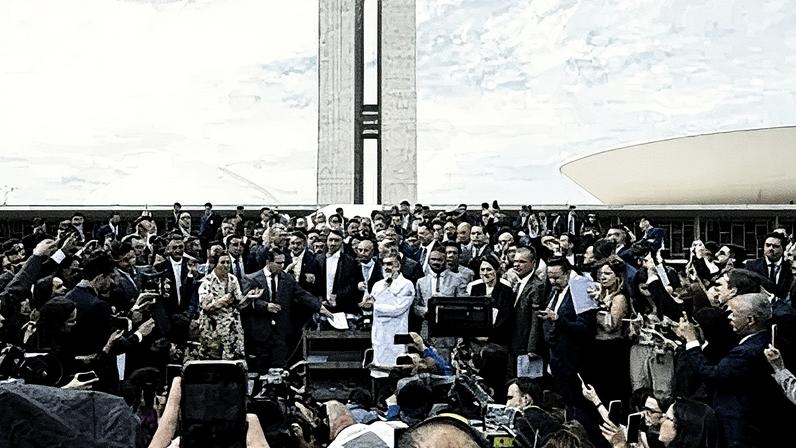 Congressistas da oposição se reúnem na rampa do Congresso Nacional para anunciar medidas contra o STF após a prisão domiciliar de Jair Bolsonaro (Foto: Reprodução)
