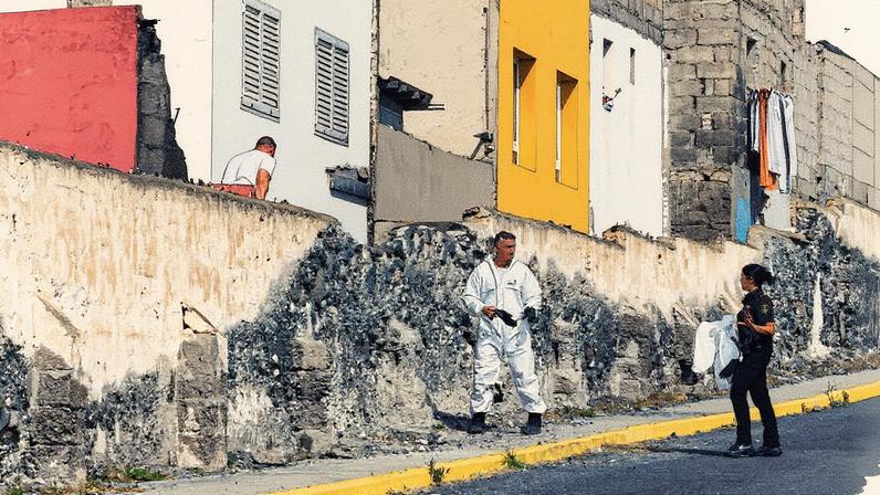 Agentes policiais registram um imóvel em Las Palmas de Gran Canaria onde ocorreu um incêndio (Foto: Reprodução)