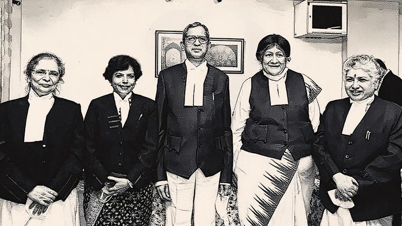 Grupo de juízas do Supremo Tribunal da Índia posam com o então presidente do tribunal, NV Ramana, em 2018 (Foto: Reprodução)