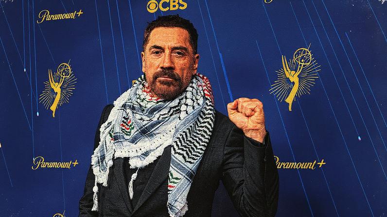 Javier Bardem chega à cerimônia do Emmy Awards usando um lenço palestino (Foto: Reprodução)