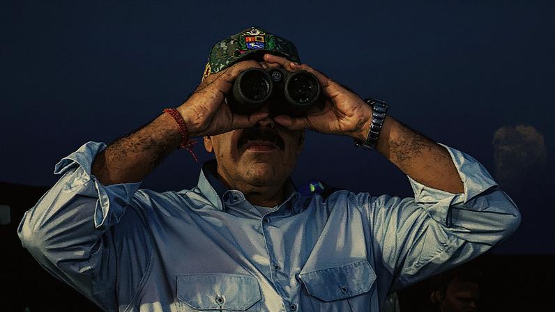 Nicolás Maduro observa com binóculos durante mobilização militar nos arredores de Caracas (Foto: Reprodução)