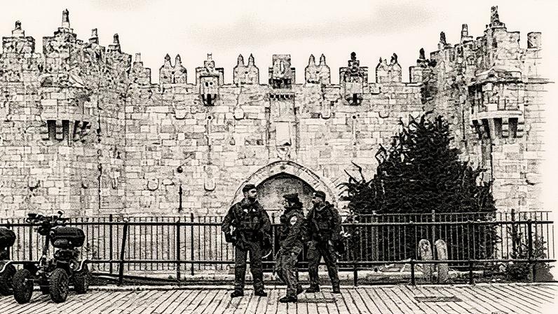 Policiais israelenses em frente à Puerta de Damasco na Cidade Velha de Jerusalém (Foto: Reprodução)
