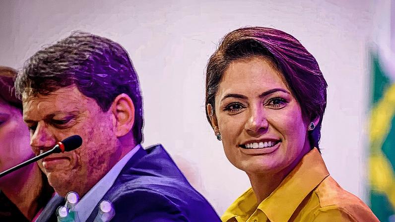Michelle Bolsonaro e Tarcísio de Freitas posam para foto (Foto: Reprodução)