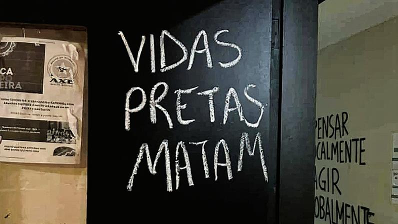 Frase racista pichada em prédio da Unifesp (Universidade Federal de São Paulo) (Foto: Reprodução)