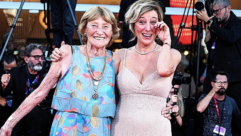 Atriz francesa Valeria Bruni ao lado de sua mãe, Marisa Borini (Foto: Reprodução)