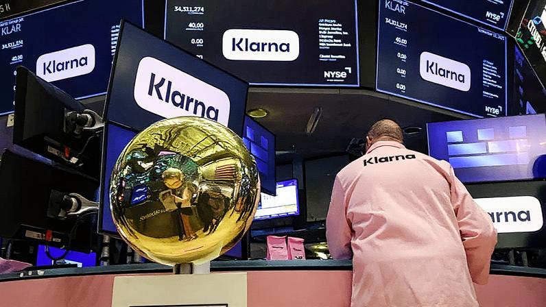 Especialistas em negociação trabalham no posto da fintech sueca Klarna durante a oferta pública inicial (IPO) na Bolsa de Valores de Nova York (NYSE) (Foto: Reprodução)
