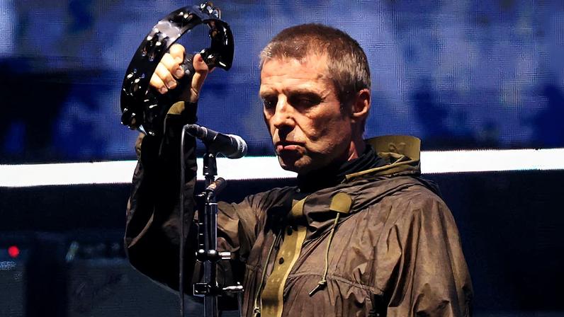 Liam Gallagher se apresenta durante o concerto da banda Oasis em Cardiff, no dia 4 de julho de 2025 (Foto: Reprodução)