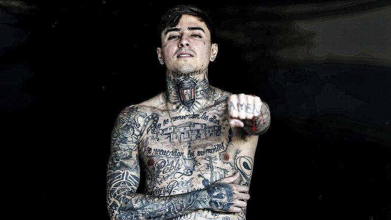 Erick Pulgar, jogador do Flamengo, exibe suas tatuagens em sua residência no Rio de Janeiro (Foto: Reprodução)