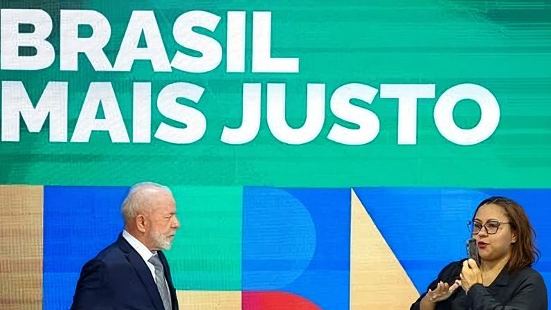 Presidente Luiz Inácio Lula da Silva assina Projeto de Lei que prevê isenção de Imposto de Renda para pessoas que recebem até R$ 5 mil por mês, com a presença de ministros e líderes do Governo no Congresso (Foto: Reprodução)
