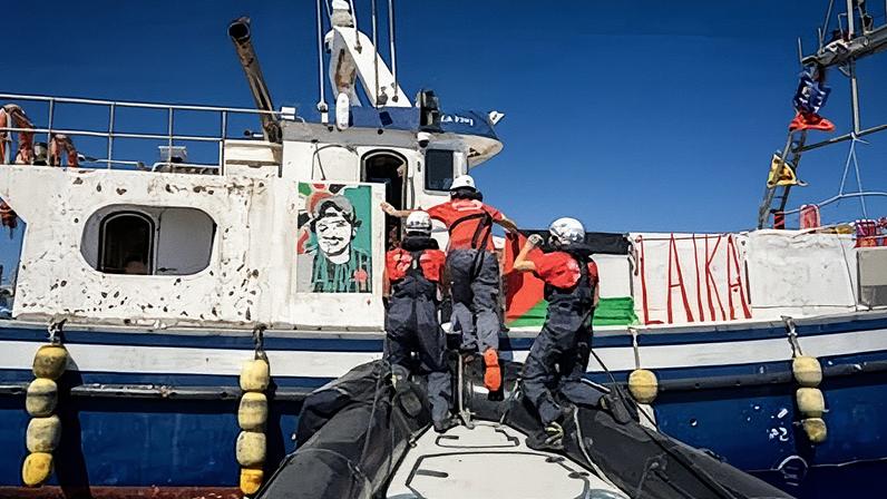 Barco de la ONG italiana Emergency que presta apoyo a la Global Sumud Flotilla con asistencia médica y técnica, este miércoles. Ufficio Stampa/laPresse (UFFICIO STAMPA)